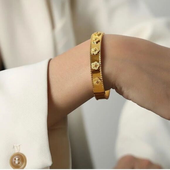 18K Gold Plated Four Leaf Bangle Bracelet - Picture 1 of 11
